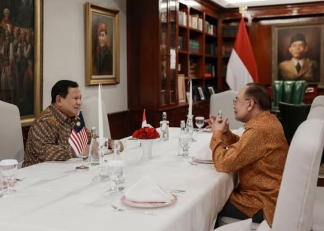 Presiden RI Prabowo Subianto dan PM Malaysia Anwar Ibrahim saat ngobrol di kediaman pribadi Kertanegara. [Instagram]